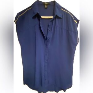 2010s Forever 21 blue sleeveless (cap sleeve w zipper detail) button down S-M